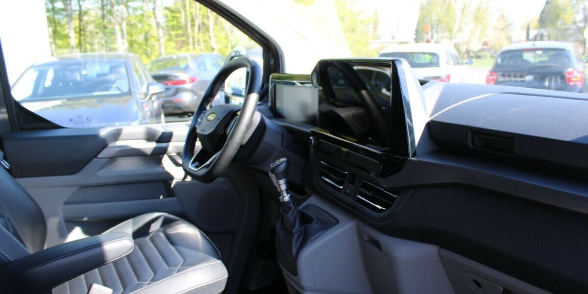 Ford Tourneo Custom 320 L1H1 VA Titanium - 8-Sitzer - 41.414 km 39.980 &euro; Euskirchen 53881