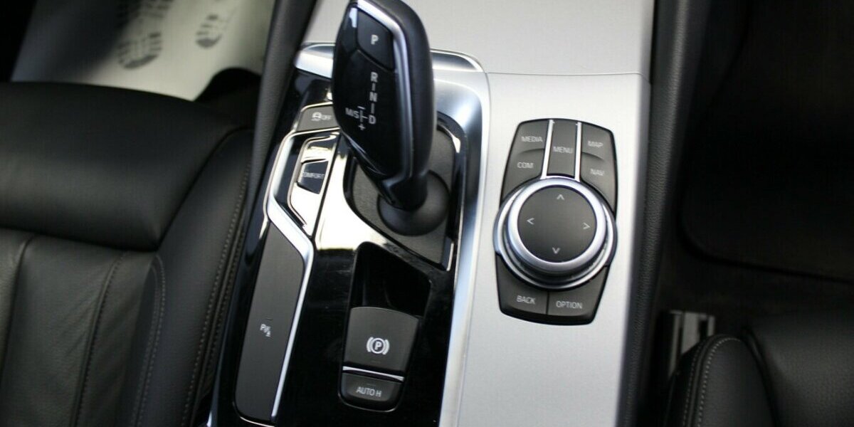 BMW 530 530i xDrive Touring - Leder - Navi - Head up - 85.830 km 27.980 &euro; Euskirchen 53881