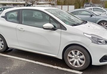 Peugeot 208 96.500 km 5.890 &euro; Bonn 53121