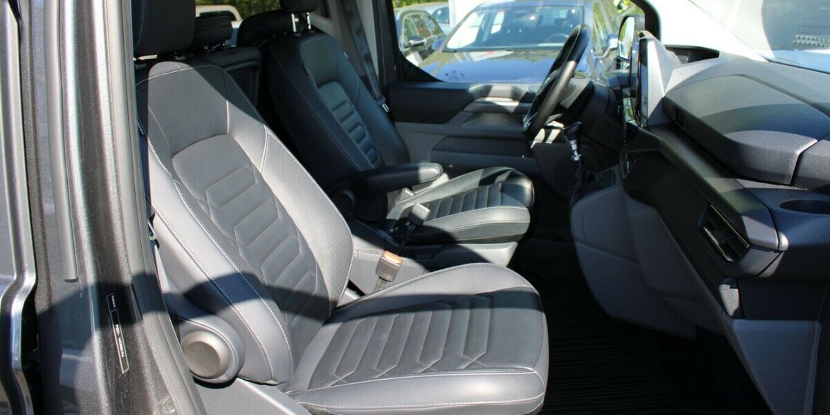 Ford Tourneo Custom 320 L1H1 VA Titanium - 8-Sitzer - 41.414 km 39.980 &euro; Euskirchen 53881