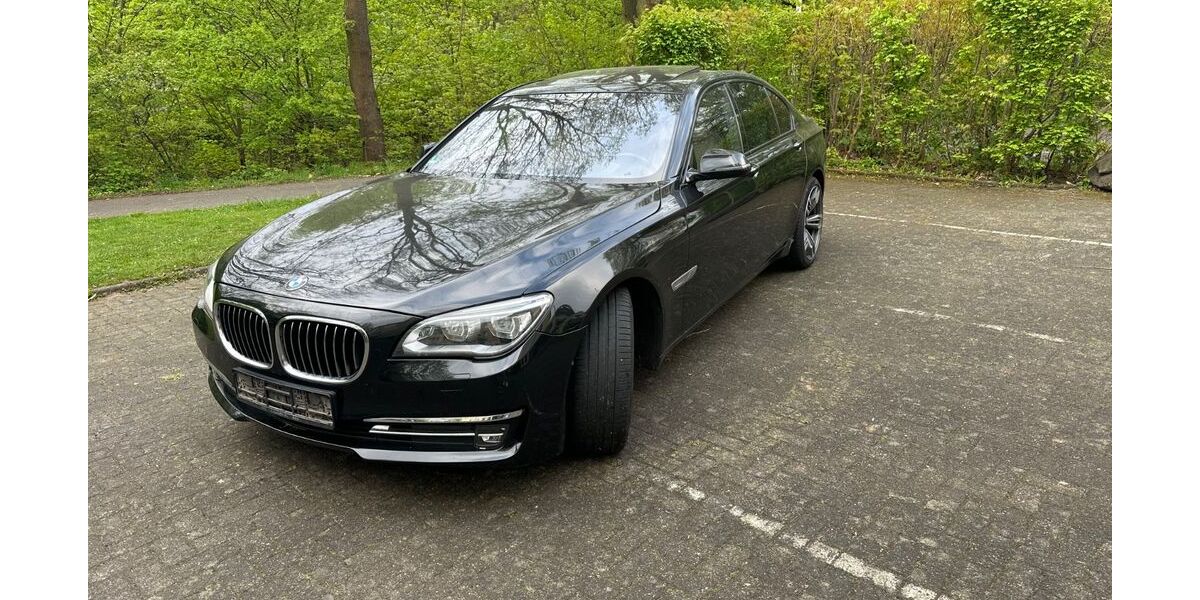 BMW 750 250.000 km 15.700 &euro; Bonn 53119