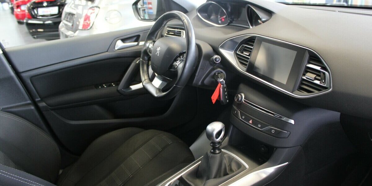Peugeot 308 SW BlueHDi 120 Allure - AHK - 70.644 km 9.980 &euro; Euskirchen 53881